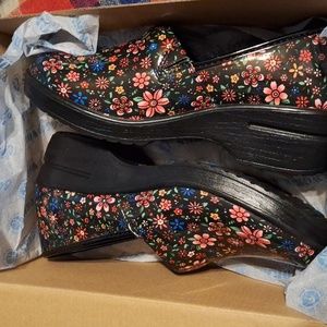 Easy Street work clogs. 9.5w